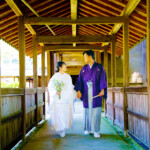 諫早市天祐寺回廊で前撮り。
MAEDORU!とは、長崎県最大級3000着以上の衣装から選べる前撮り専門店。衣装着放題・ロケ行き放題・持ち込み自由挙式当日衣装無料提供。
お好きな場所・思い出の場所・季節よってお好き場所をtチョイスしてください 長崎県のフォトウェディング、前撮り専門店 お宮参り・マタニティー・七五三・成人式撮影