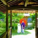 諫早市天祐寺回廊で前撮り。
MAEDORU!とは、長崎県最大級3000着以上の衣装から選べる前撮り専門店。衣装着放題・ロケ行き放題・持ち込み自由挙式当日衣装無料提供。
お好きな場所・思い出の場所・季節よってお好き場所をtチョイスしてください 長崎県のフォトウェディング、前撮り専門店 お宮参り・マタニティー・七五三・成人式撮影