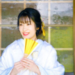 諫早市天祐寺回廊で前撮り。
MAEDORU!とは、長崎県最大級3000着以上の衣装から選べる前撮り専門店。衣装着放題・ロケ行き放題・持ち込み自由挙式当日衣装無料提供。
お好きな場所・思い出の場所・季節よってお好き場所をtチョイスしてください 長崎県のフォトウェディング、前撮り専門店 お宮参り・マタニティー・七五三・成人式撮影