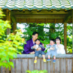 諫早市天祐寺回廊で前撮り。
MAEDORU!とは、長崎県最大級3000着以上の衣装から選べる前撮り専門店。衣装着放題・ロケ行き放題・持ち込み自由挙式当日衣装無料提供。
お好きな場所・思い出の場所・季節よってお好き場所をtチョイスしてください 長崎県のフォトウェディング、前撮り専門店 お宮参り・マタニティー・七五三・成人式撮影