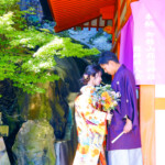 御舘山神社で前撮り
MAEDORU!とは、長崎県最大級3000着以上の衣装から選べる前撮り専門店。衣装着放題・ロケ行き放題・持ち込み自由挙式当日衣装無料提供。
お好きな場所・思い出の場所・季節よってお好き場所をtチョイスしてください 長崎県のフォトウェディング、前撮り専門店 お宮参り・マタニティー・七五三・成人式撮影