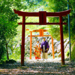 御舘山神社で前撮り
MAEDORU!とは、長崎県最大級3000着以上の衣装から選べる前撮り専門店。衣装着放題・ロケ行き放題・持ち込み自由挙式当日衣装無料提供。
お好きな場所・思い出の場所・季節よってお好き場所をtチョイスしてください 長崎県のフォトウェディング、前撮り専門店 お宮参り・マタニティー・七五三・成人式撮影