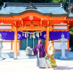 御舘山神社で前撮り
MAEDORU!とは、長崎県最大級3000着以上の衣装から選べる前撮り専門店。衣装着放題・ロケ行き放題・持ち込み自由挙式当日衣装無料提供。
お好きな場所・思い出の場所・季節よってお好き場所をtチョイスしてください 長崎県のフォトウェディング、前撮り専門店 お宮参り・マタニティー・七五三・成人式撮影