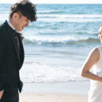 奈多海岸で前撮り。
MAEDORU!とは、長崎県最大級3000着以上の衣装から選べる前撮り専門店。衣装着放題・ロケ行き放題・持ち込み自由挙式当日衣装無料提供。
お好きな場所・思い出の場所・季節よってお好き場所をtチョイスしてください 長崎県のフォトウェディング、前撮り専門店 お宮参り・マタニティー・七五三・成人式撮影