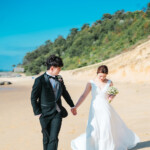 奈多海岸で前撮り。
MAEDORU!とは、長崎県最大級3000着以上の衣装から選べる前撮り専門店。衣装着放題・ロケ行き放題・持ち込み自由挙式当日衣装無料提供。
お好きな場所・思い出の場所・季節よってお好き場所をtチョイスしてください 長崎県のフォトウェディング、前撮り専門店 お宮参り・マタニティー・七五三・成人式撮影