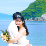 結の浜マリンパークで前撮り。
MAEDORU!とは、長崎県最大級3000着以上の衣装から選べる前撮り専門店。衣装着放題・ロケ行き放題・持ち込み自由挙式当日衣装無料提供。
お好きな場所・思い出の場所・季節よってお好き場所をtチョイスしてください 長崎県のフォトウェディング、前撮り専門店 お宮参り・マタニティー・七五三・成人式撮影