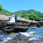 弁天白浜で前撮り。
MAEDORU!とは、長崎県最大級3000着以上の衣装から選べる前撮り専門店。衣装着放題・ロケ行き放題・持ち込み自由挙式当日衣装無料提供。
お好きな場所・思い出の場所・季節よってお好き場所をtチョイスしてください 長崎県のフォトウェディング、前撮り専門店 お宮参り・マタニティー・七五三・成人式撮影