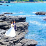 弁天白浜で前撮り。
MAEDORU!とは、長崎県最大級3000着以上の衣装から選べる前撮り専門店。衣装着放題・ロケ行き放題・持ち込み自由挙式当日衣装無料提供。
お好きな場所・思い出の場所・季節よってお好き場所をtチョイスしてください
弁天白浜 長崎県のフォトウェディング、前撮り専門店 お宮参り・マタニティー・七五三・成人式撮影